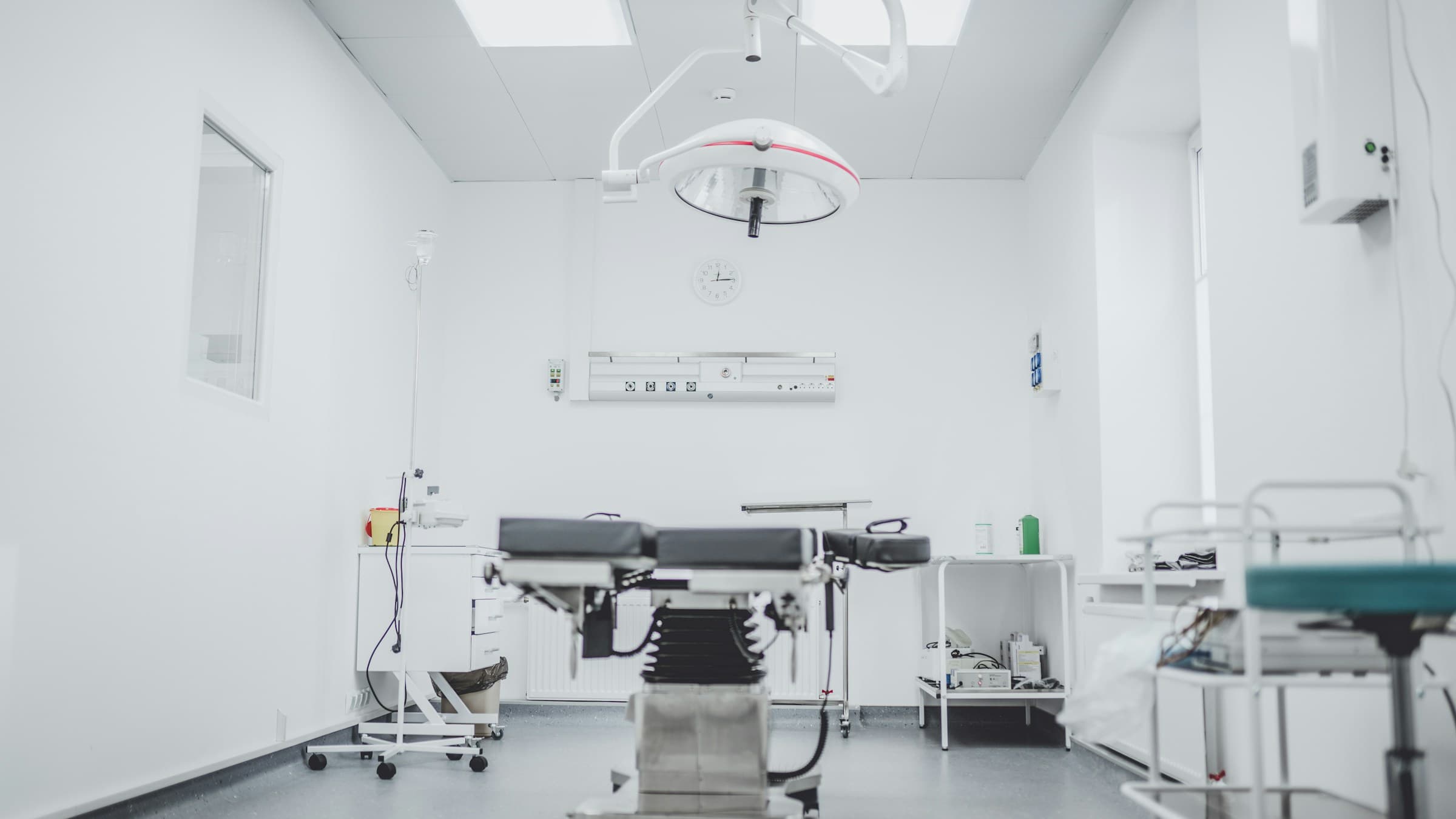 Salle d'opération lumineuse avec table d'opération et scialytique